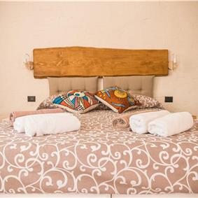 2 bedroom villa with infinity pool, near Alcamo, sleeps 4-5